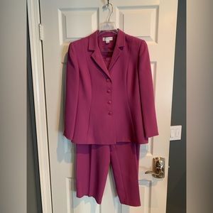 Petite Sophisticate - 2 piece Polyester Blend with Acetate lining - Size 14